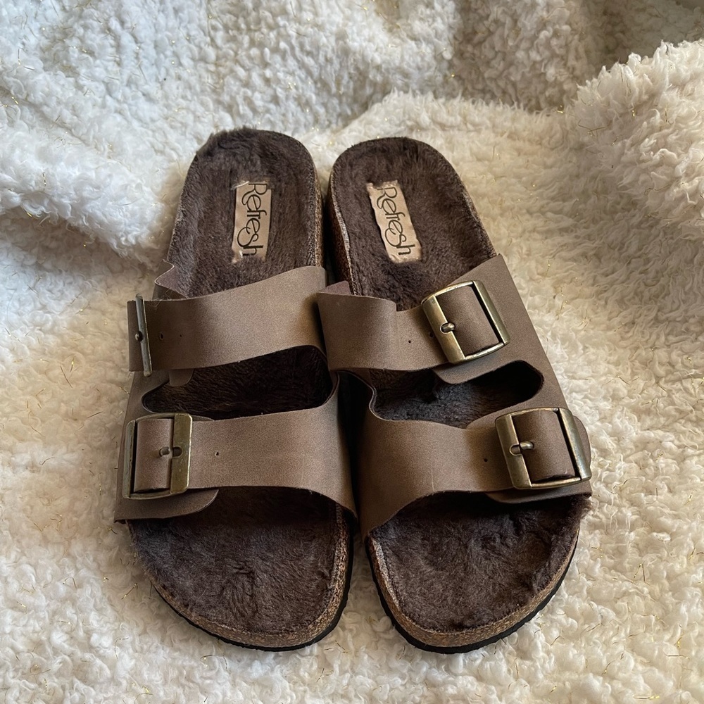 Refresh women’s 7.5 Leo-19 faux fur slip on sandals. EUC brown fur cork sole